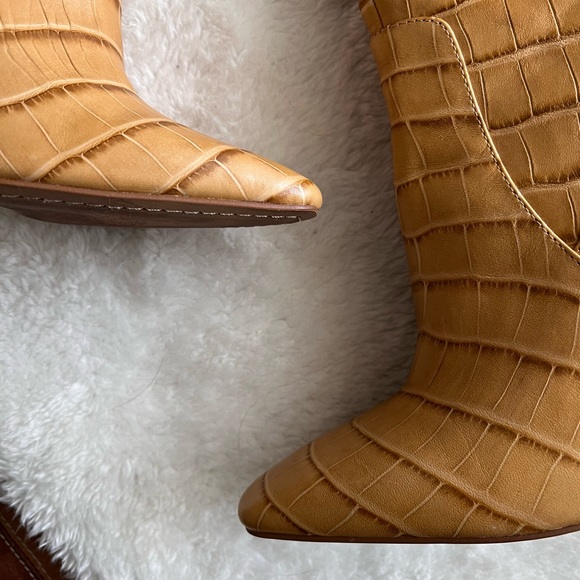 Like new! Vince Camuto •Fendels Boots• - Picture 5 of 10